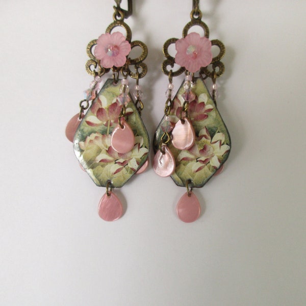 Boucles d'oreilles bohèmes, avec des breloques en cuivre émaillé, des fleurs lucite, des gouttes en nacre et des toupies préciosa