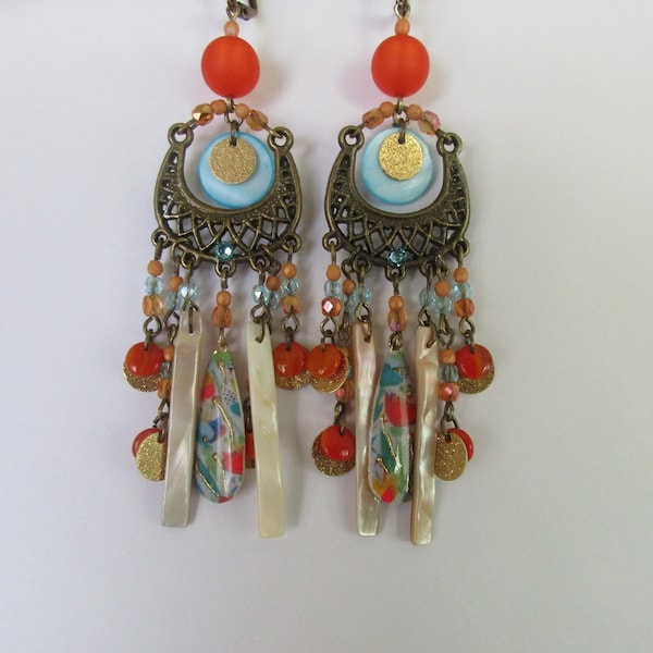 Boucles d'oreilles bohèmes, orange et turquoise, 7 tiges, avec des breloques artisanales, des perles lentilles et des sequins en nacre