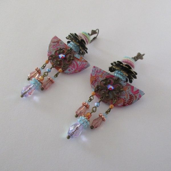 Boucles d'oreilles multicolores, bohèmes, avec des breloques demi lune, du papier de soie, des perles gouttes et des strass swarovski