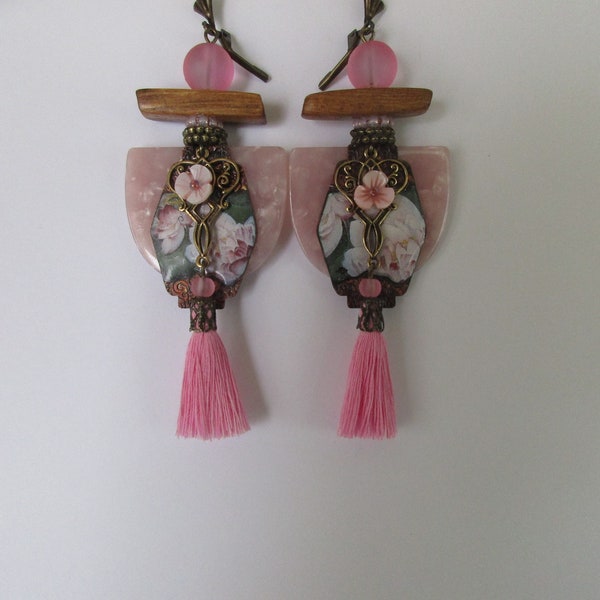 Boucles d'oreilles lanternes, japonisantes, avec des breloques en cuivre émaillé, des pompons et des perles fleurs en nacre