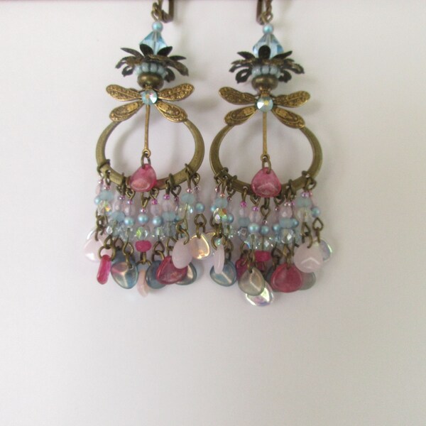 Boucles d'oreilles libellules, bohèmes, 11 tiges, bleu/rose avec des perles tchèques et des pétales de rose