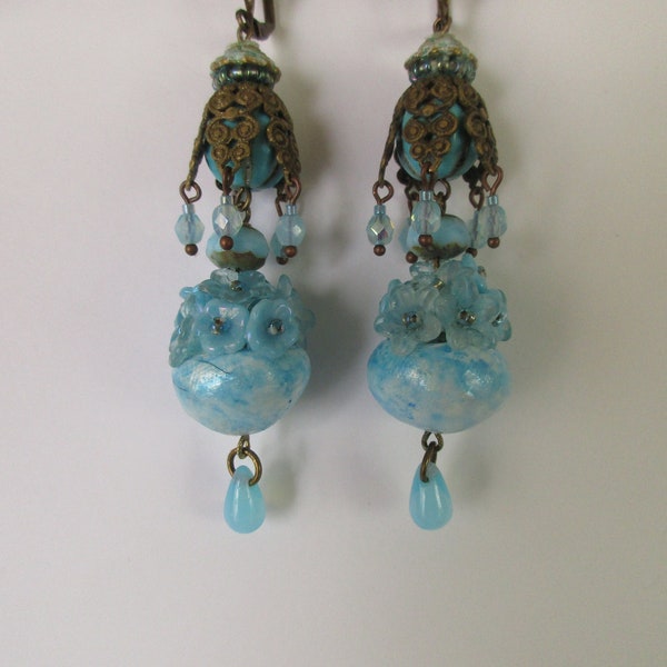 Boucles d'oreilles fleuries, avec un dôme perlé, des perles coupelles en porcelaine froide, des perles gouttes et des perles fleurs