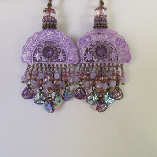 Boucles d'oreilles inspiration orientale, sur un connecteur demi lune, avec des perles tchèques et des cabochons cristal swarovski