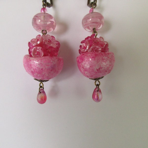 Boucles d'oreilles fleuries, avec des perles coupelles en porcelaine froide, des perles gouttes et des perles fleurs