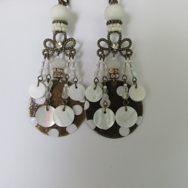 Boucles d'oreilles festives, couleur de lune, avec des breloques rondes à pois, des sequins en nacre, 5 tiges, tons blanc et bronze