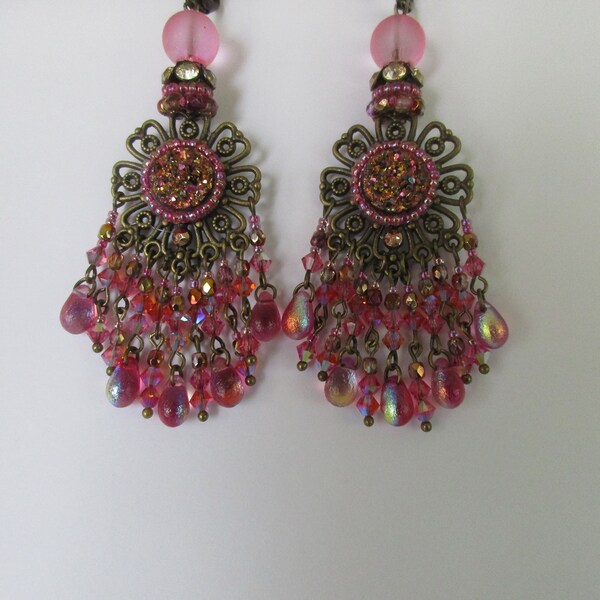 Boucles d'oreilles baroques, rose et or rose, bohèmes, avec des perles gouttes, des cabochons druzy, des perles toupies swarovski