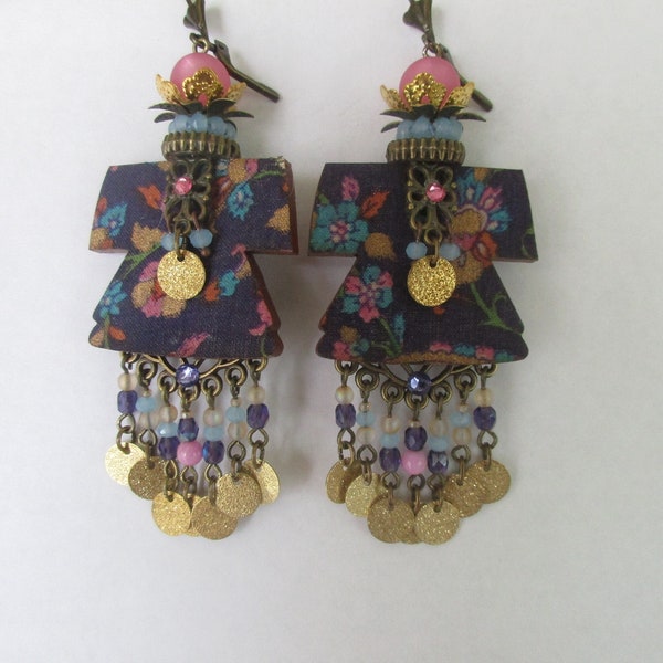 Boucles d'oreilles kimonos, avec des perles tchèques, des sequins dorés et des breloques artisanales en bois et soie