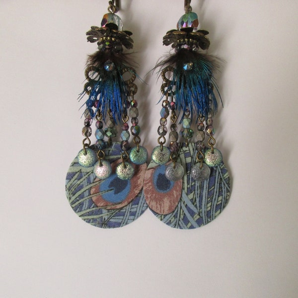 Boucles d'oreilles paon, avec des perles tchèques, des sequins ronds recouverts de liberty et de véritables plumes de paon