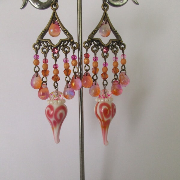 Boucles d'oreilles bohèmes, orangé et rose, avec des headpins, des perles gouttes et des perles tchèques