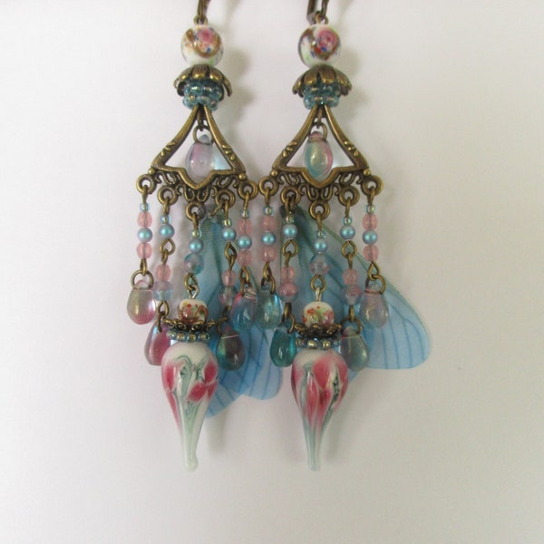 Boucles d'oreilles ailes de libellules, rose et bleu, bohèmes, avec des headpins, des perles gouttes et des perles tchèques
