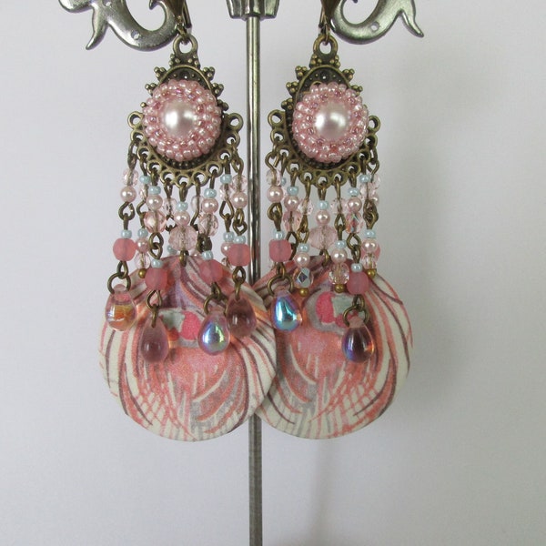 Boucles d'oreilles paon pastel, avec des perles tchèques, des sequins ronds recouverts de liberty et des perles gouttes