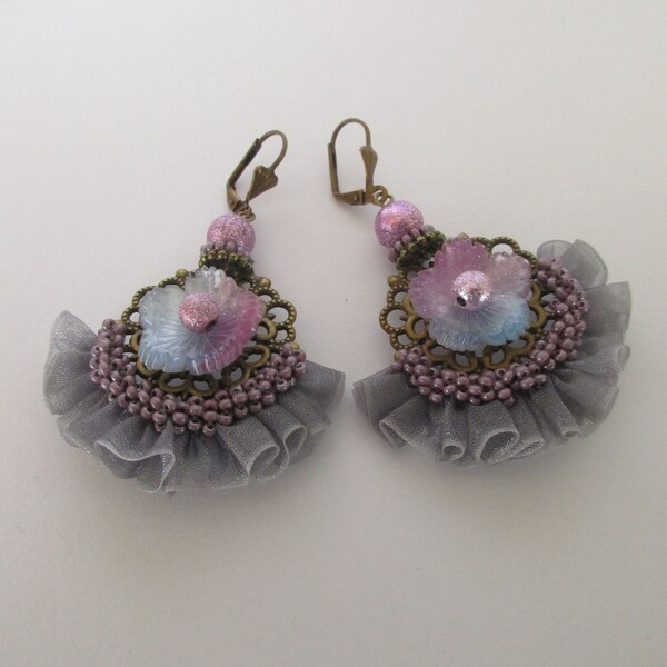 Boucles d'oreilles organza, éventail, bohèmes, avec des fleurs en résine et des perles de rocailles