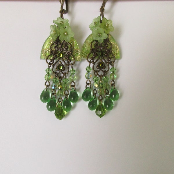 Boucles d'oreilles art nouveau, bohèmes, vertes, avec une breloque en résine, des perles tchèques, des perles gouttes