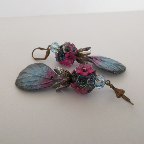 Boucles d'oreilles bouquet rose et bleu, bohèmes, rustiques, avec des breloques en céramique, des perles fleurs et des perles swarovski
