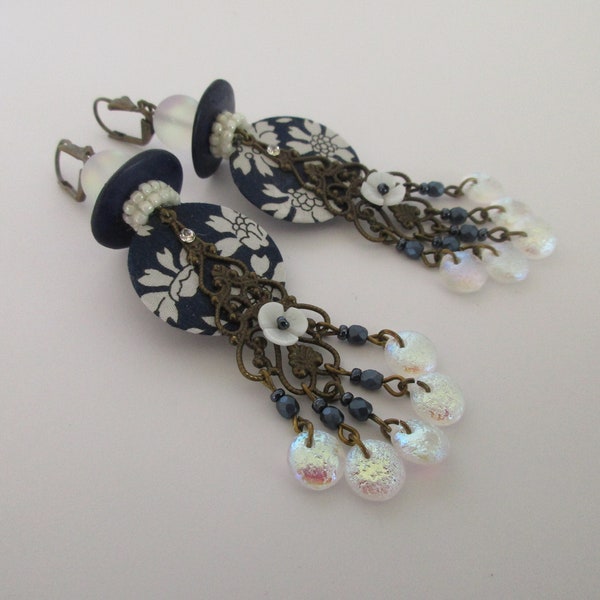 Boucles d'oreilles marine et blanc, bohèmes, avec un sequin recouvert de liberty, des fleurs en nacre et des perles tchèques