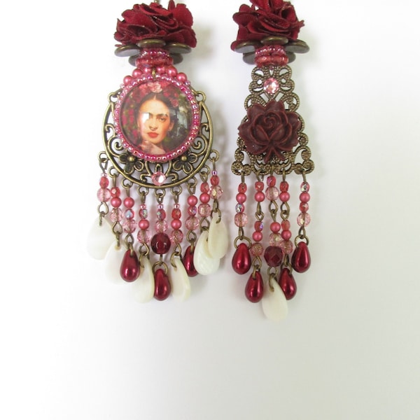 Boucles d'oreilles asymétriques Frida, nuances bordeaux, avec des perles tchèques, des sequins en nacre et des fleurs en tissu