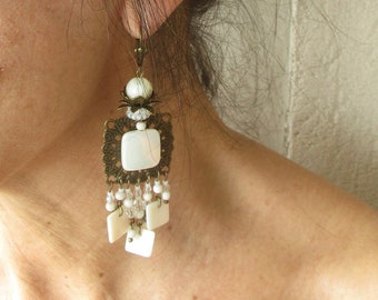 Boucles d'oreilles carré, romantiques, 7 tiges, perles carré en nacre, sequins carré en nacre, perles tchèques, tons blanc