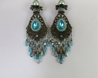 Boucles d'oreilles bohèmes, chandeliers, turquoise, avec des cabochons gouttes, et des perles tchèques