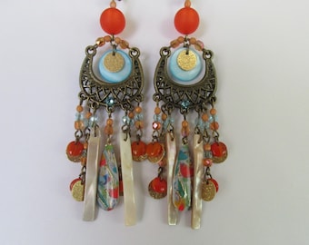 Boucles d'oreilles bohèmes, orange et turquoise, 7 tiges, avec des breloques artisanales, des perles lentilles et des sequins en nacre