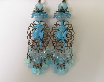 Boucles d'oreilles hippocampes, bohèmes, turquoise, avec des breloques teintées, des perles tchèques et des perles dépolies