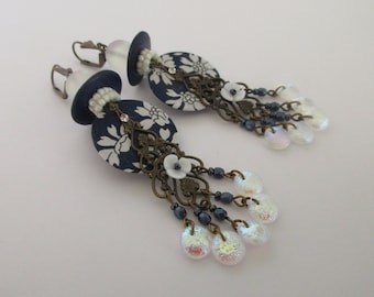 Boucles d'oreilles marine et blanc, bohèmes, avec un sequin recouvert de liberty, des fleurs en nacre et des perles tchèques