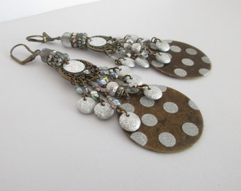 Boucles d'oreilles festives, avec des breloques rondes à pois, des perles tchèques lentilles, 7 tiges, argent et bronze