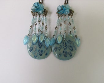Boucles d'oreilles fleuries, turquoise, feuilles de hêtre, 5 tiges, avec des breloques artisanales en céramique, et des perles tchèques