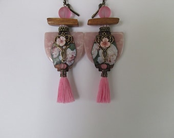 Boucles d'oreilles lanternes, japonisantes, avec des breloques en cuivre émaillé, des pompons et des perles fleurs en nacre