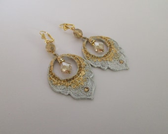 Boucles d'oreilles d'inspiration orientale, avec des perles baroques swarovski, des feuilles d'or, et des strass swarovski