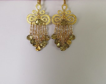 Boucles d'oreilles arabesques or, avec des perles pétales de rose, et des perles de bohèmes,