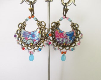 Boucles d'oreilles multicolores, sur un connecteur chandelier demi lune avec une breloque en cuivre émaillée