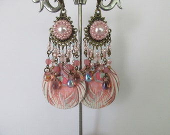 Boucles d'oreilles paon pastel, avec des perles tchèques, des sequins ronds recouverts de liberty et des perles gouttes