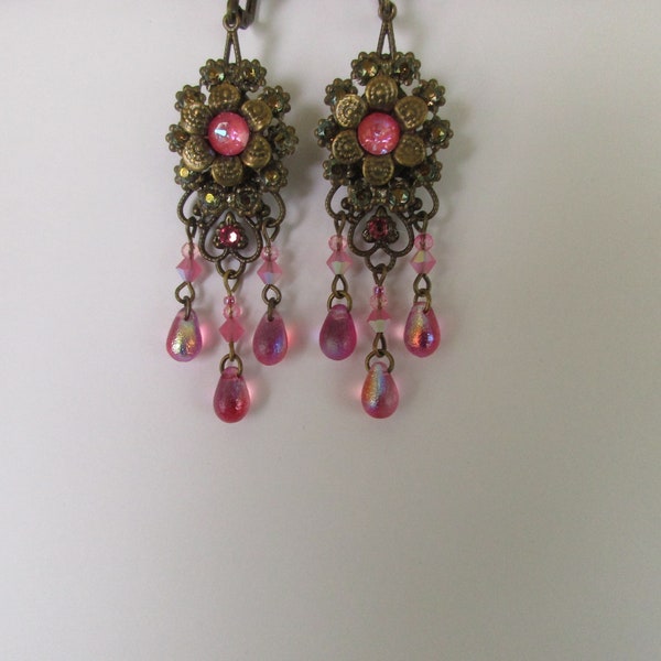 Boucles d'oreilles fleuries roses, avec des perles toupies, des perles gouttes et des cabochons PureCristal