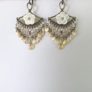 Boucles d'oreilles pendantes écru, 13 tiges, sur des connecteurs éventail avec des fleurs en nacre, et des perles lentilles