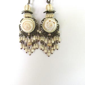 Boucles d'oreilles ivoire, 9 tiges, avec un coquillage nautile, des perles pinch et des perles tchèques