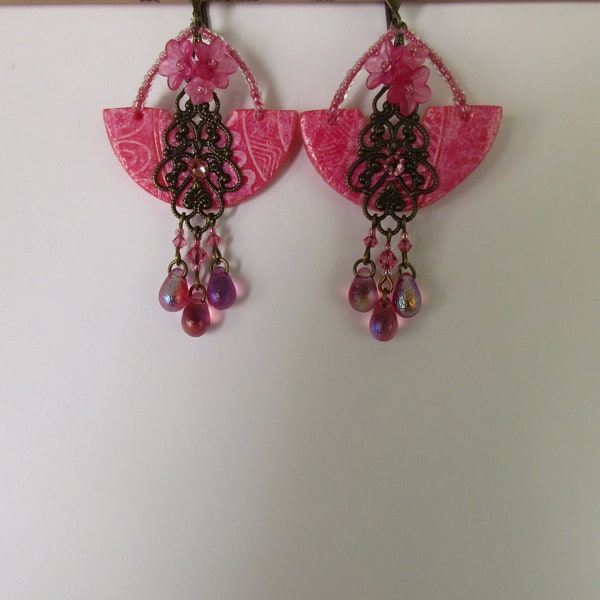 Boucles d'oreilles acidulées, orange ou fuchsia, avec des breloques artisanales, des perles gouttes et des perles fleurs