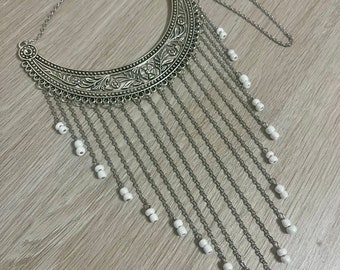 Collier plastron avec perles blanches