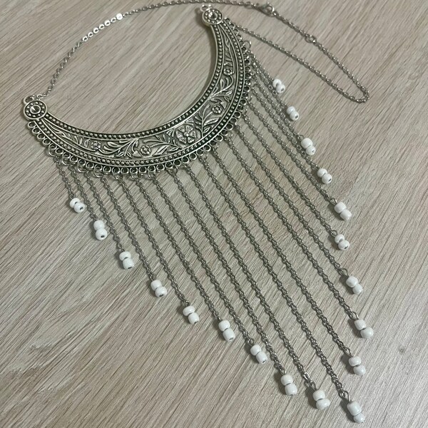 Collier plastron avec perles blanches