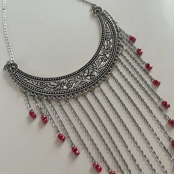 Collier plastron avec perle rouge