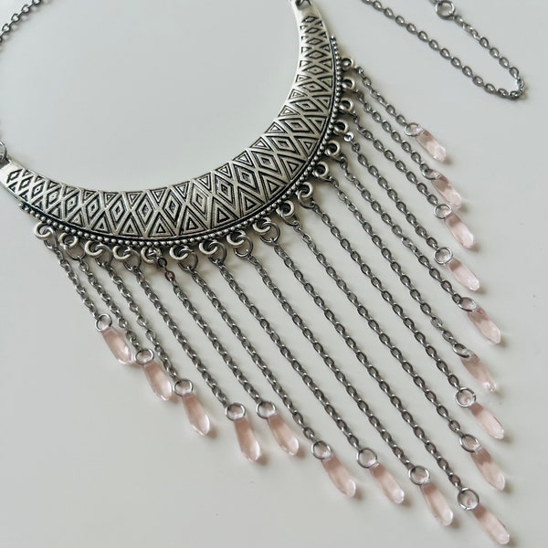 Collier plastron avec perles gouttes rose