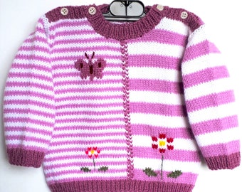 PULL BEBE fille , tricot main, avec un papillon et des fleurs