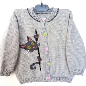 Babykofta med katt, handstickad babylayette
