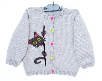 Gilet bébé fille, veste tricot main, layette en laine avec un motif chat