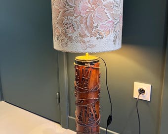 Lámpara de pie - Base de madera con rodillos y pantalla de tela con estampado floral - Antigüedad francesa, 1950