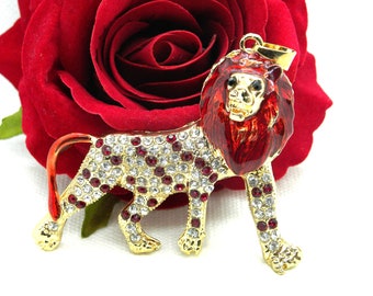 Pendentif lion émaillé, pendentif avec strass, lion strass émaillé, lion émaillé, pendentif lion, lion 3D, lion entier, lion, 3D