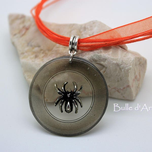 Collier Halloween avec pendentif araignée sur cordon orange