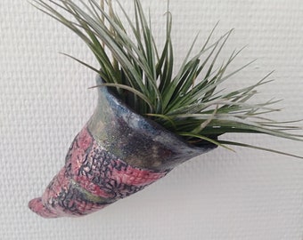 Corne d'abondance rose raku avec Tillandsia