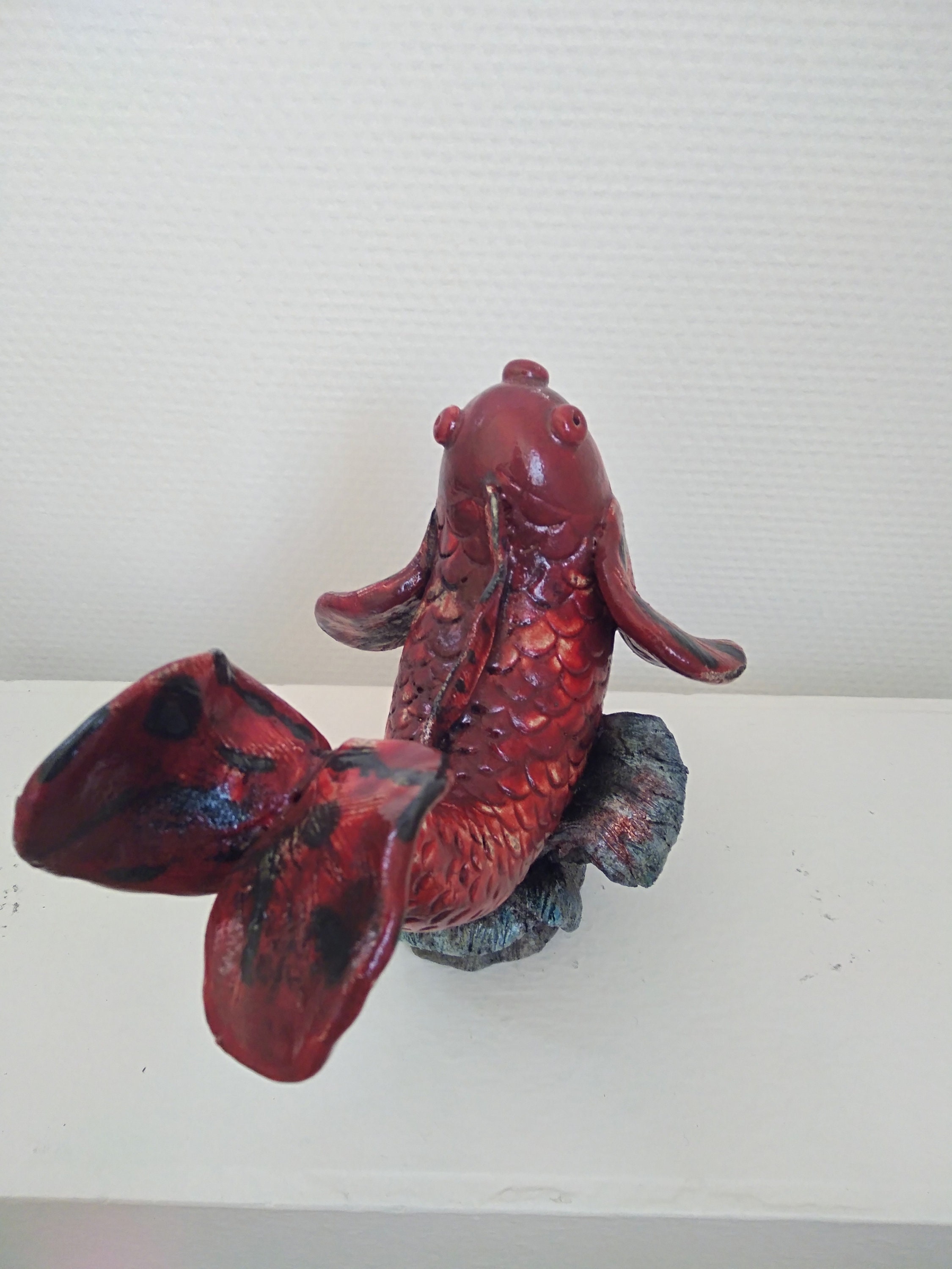 Carpe Rouge en Céramique