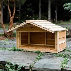 Large Outdoor Feeding Station with Extended Roof - Great for Cats, Dogs and Rabbits!