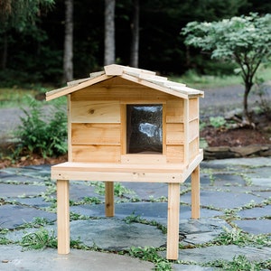 Insulated Outdoor Cat House: Large Feral Cat Shelter with Raised Deck image 4